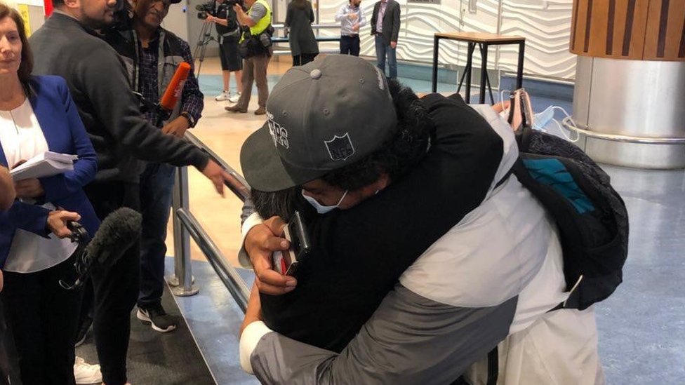 Korona virus: U Srbiji đaci od danas ponovo u klupama, putovanja između Australije i Novog Zelanda dozvoljena posle godinu dana 1 Ljudi se grle na aerodromu