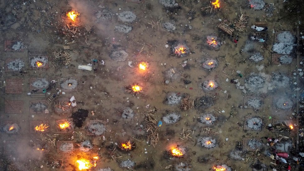 Korona virus i Indija: Zašto čitavom svetu treba da je stalo do zdravstvene krize u jednoj od najmnogoljudnijih zemalja 2 Mass cremations at a crematorium ground in Delhi (22 April)