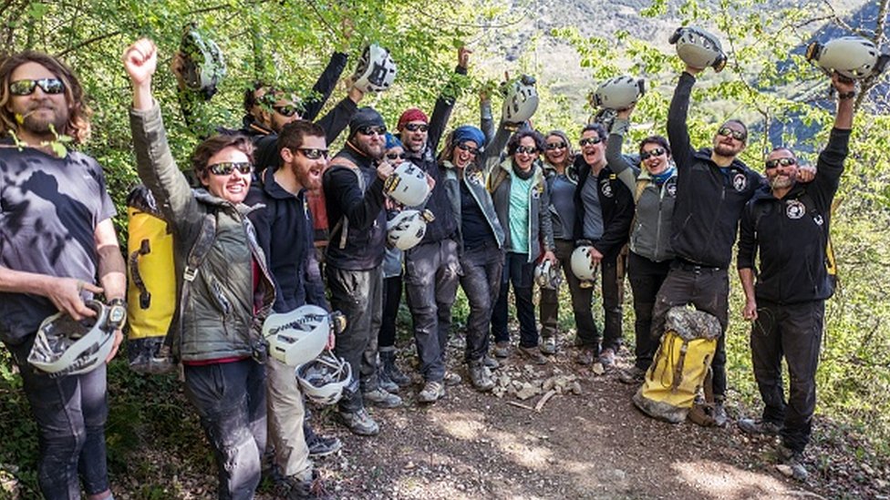 Korona virus i eksperiment o izolaciji: Dobrovoljci izašli iz pećine u Francuskoj posle 40 dana 1 Volunteers celebrate after leaving the Lombrives cave