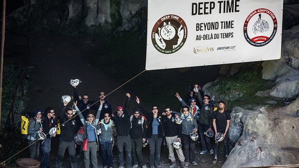 Korona virus i eksperiment o izolaciji: Dobrovoljci izašli iz pećine u Francuskoj posle 40 dana 4 Volunteers leave the Lombrives cave