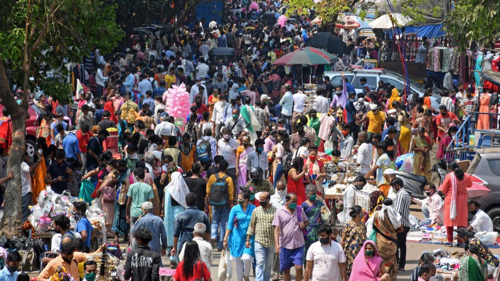 Korona virus i Indija: Zašto čitavom svetu treba da je stalo do zdravstvene krize u jednoj od najmnogoljudnijih zemalja 11 Crowds of people are seen shopping during a weekly market at Kandivali (a suburb in North-West of Mumbai)