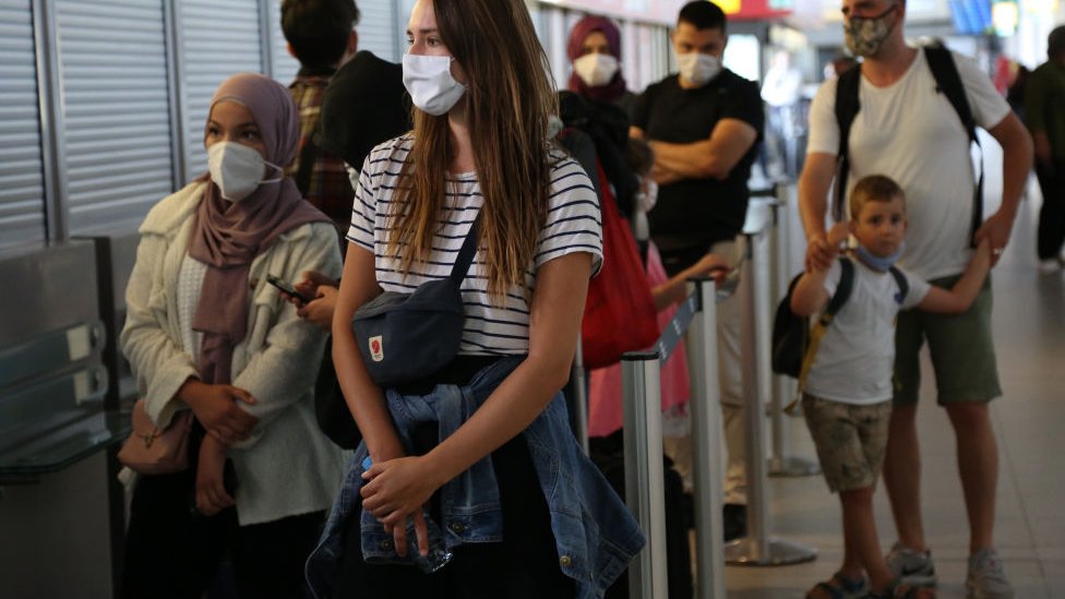 Korona virus i Indija: Zašto čitavom svetu treba da je stalo do zdravstvene krize u jednoj od najmnogoljudnijih zemalja 9 Newly-arrived passengers from California and Turkey wait to be tested for coronavirus (COVID-19) at Tegel (TXL) airport on July 29, 2020 in Berlin, Germany.