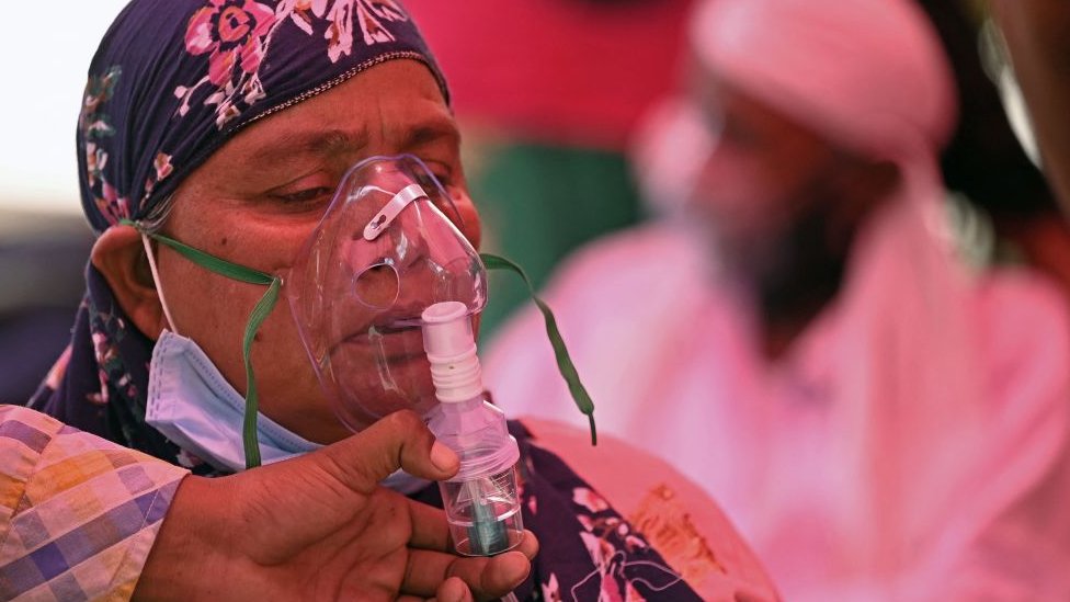 Korona virus: „Indijski soj ne treba da brine ako se vakcinišemo", crni rekordi u Indiji 1 Patients breathe with the help of oxygen provided by a Gurdwara, a place of worship for Sikhs, under a tent installed along the roadside amid Covid-19 coronavirus pandemic in Ghaziabad on April 26, 2021.