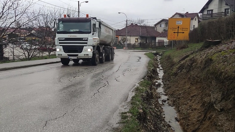 Građani se guše u prašini na kilometar od centra, nadležni nesposobni da uvedu red 2 kamioni1
