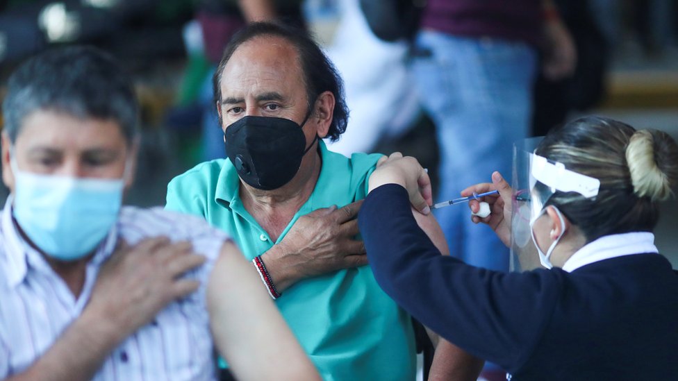 Korona virus: U Srbiji sve više mladih koji se vakcinišu, novi crni rekord u Indiji 1 A man receives the Pfizer-BioNTech coronavirus disease (COVID-19) vaccine during a mass vaccination in Mexico City, Mexico March 10, 2021.