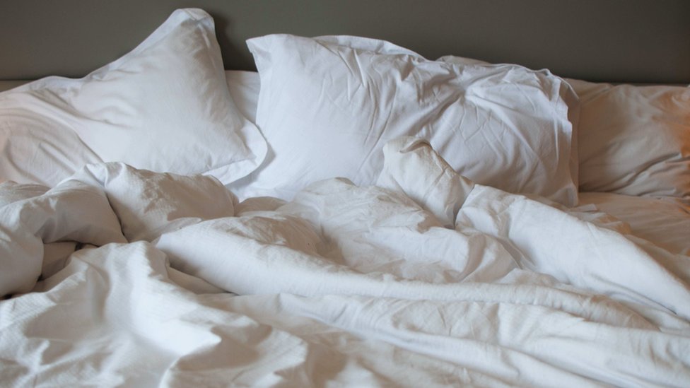 Korona virus, seks i psihologija: Kako je pandemija promenila seksualni život 5 Close-up view of messy bed, with rumpled white linen sheets and big pillows.