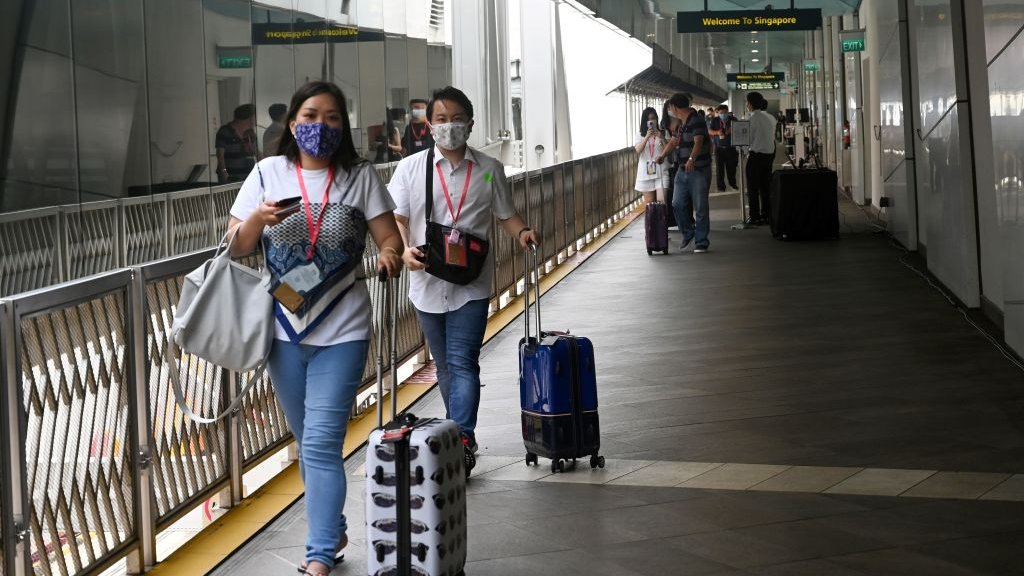 Korona virus i Singapur: Kako je na najboljem mestu za život tokom pandemije 7 Passengers walk toward the World Dream cruise ship docked at Marina Bay Cruise Centre before its departure to "cruises to nowhere" in Singapore on November 6, 2020 in a bid to revive its pandemic-hit tourism industry.