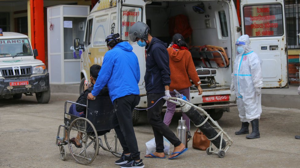 Korona virus: U Beogradu se planiraju eksperimentalni koncerti, zdravstvena kriza u Nepalu 1 A man infected with Covid-19 arrives at hospital in Kathmandu