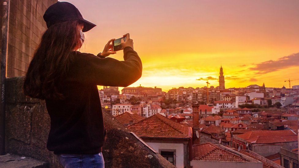 Vakcinacija, korona virus i letovanje: Gde možete na more sa potvrdom o vakcinaciji, sa ili bez PCR testa 1 A girl takes pictures of Porto