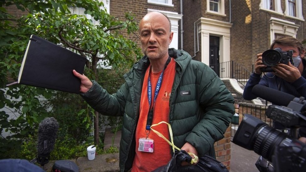 Kovid kriza u Velikoj Britaniji: Teške optužbe na račun premijera - „Umrle su desetine hiljada ljudi koje nisu morale da umru“ 3 Dominic Cummings outside his house surrounded by photographers