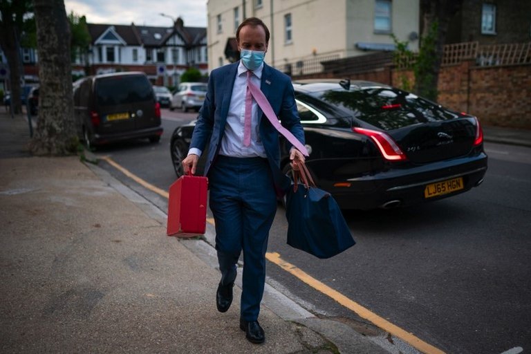 Kovid kriza u Velikoj Britaniji: Teške optužbe na račun premijera - „Umrle su desetine hiljada ljudi koje nisu morale da umru“ 5 Matt Hancock carrying bags down the street