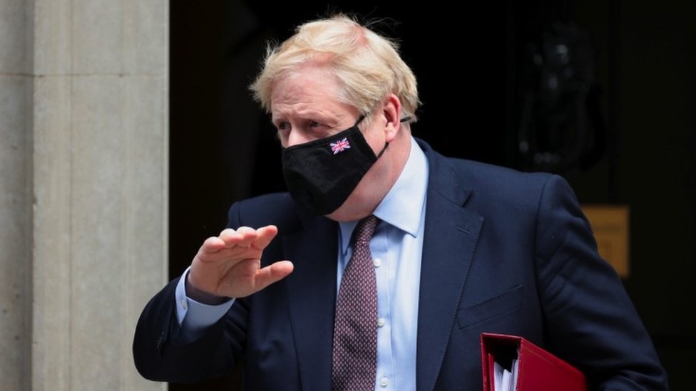 Kovid kriza u Velikoj Britaniji: Teške optužbe na račun premijera - „Umrle su desetine hiljada ljudi koje nisu morale da umru“ 2 Boris Johnson outside 10 Downing Street