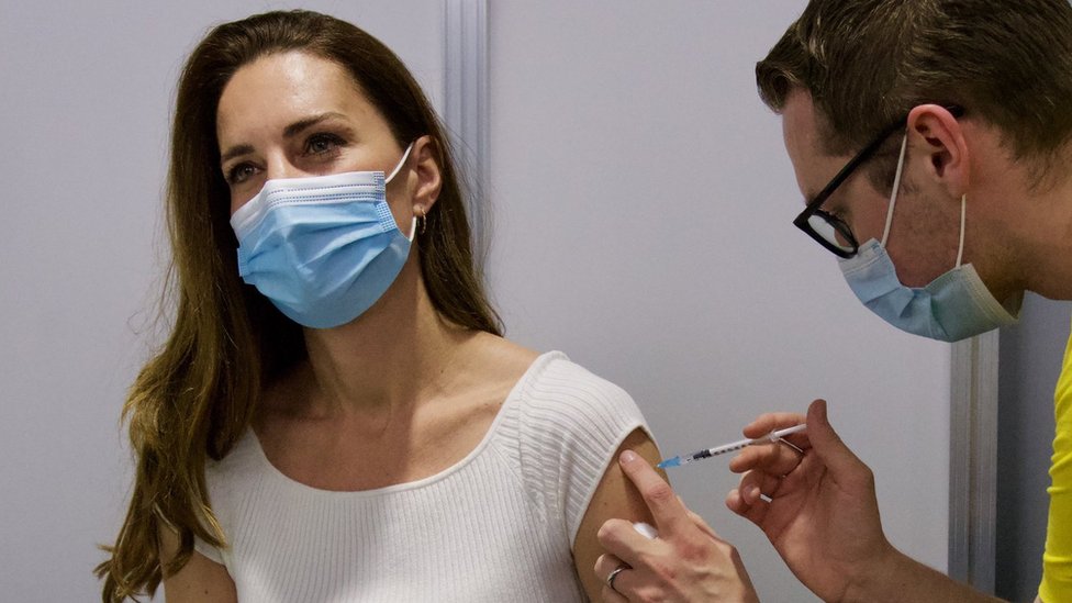 Korona virus: Pad broja zaraženih u Srbiji, vakcinisala se vojvotkinja od Kembridža 1 The Duchess of Cambridge getting the first dose of a coronavirus vaccine
