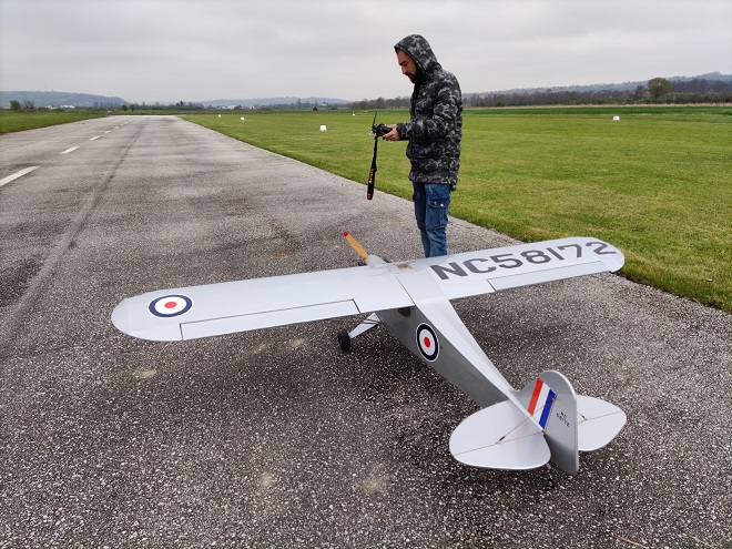 Savo pravi makete aviona, testira ih na aerodromu Ravan u Preljini 1 savo 3