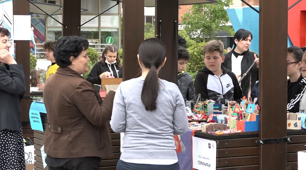 Đaci prikupili više od 146.000 dinara za lečenje devojčice 3 skola1