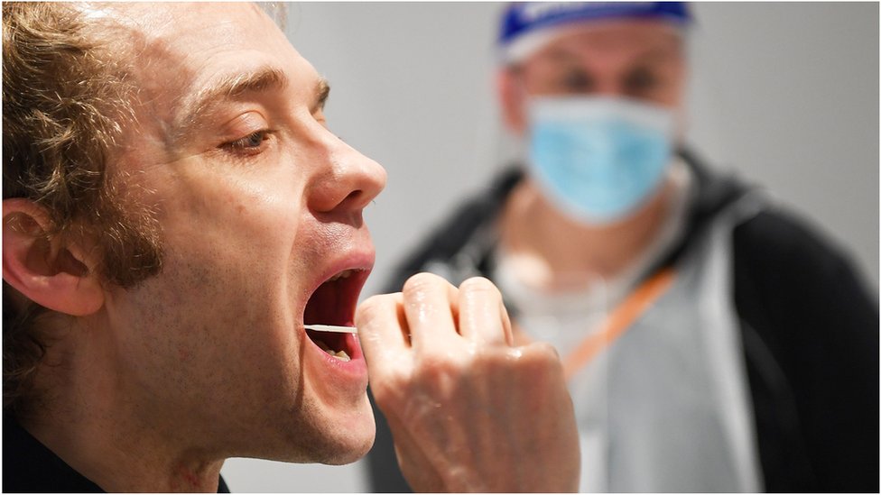 Korona virus: Blizu 2,5 miliona ljudi revakcinisano u Srbiji, u Brazilu više od pola miliona smrtnh slučajeva 4 A man puts a swab in his mouth
