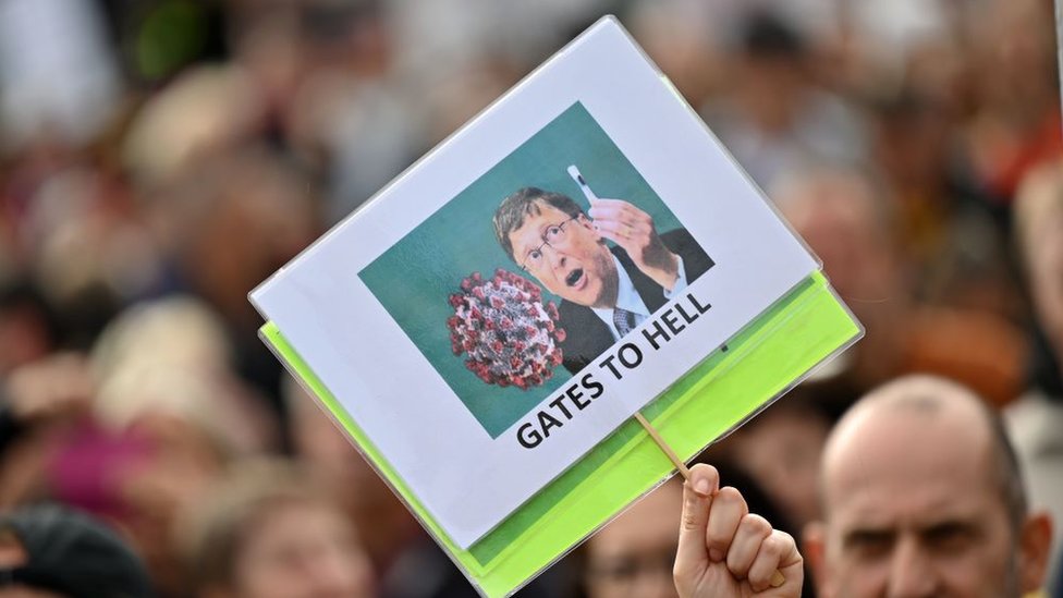 Korona virus, teorije zavere i društvene mreže: Dobrovoljci koriste „mamac“ grupe za borbu protiv antivakcinalne propagande 1 Poster featuring Bill Gates and a vaccine from anti-lockdown protests