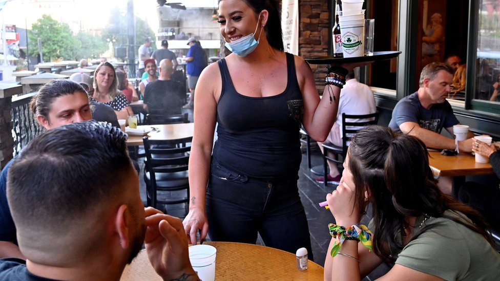 Korona virus: „Antitela nije potrebno proveravati", poznati u kampanji: „Bogati dajte vakcine siromašnima" 4 Konobarica nosi piće