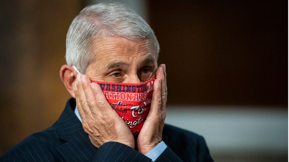 Korona virus u SAD: Zašto se priča o mejlovima doktora Faučija 1 Dr Fauci adjusts his mask