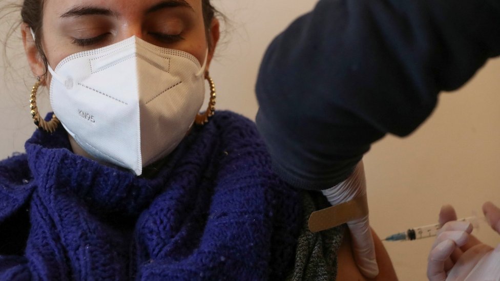 Korona virus: U Srbiji preminulo još 10 ljudi, u Velikoj Britaniji Fajzer vakcina odobrena za decu 1 Woman receiving Covid vaccine