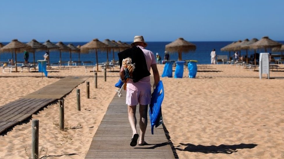 Korona virus: U Srbiji odobren test iz pljuvačke, španski fudbaler pozitivan uoči EP u fudbalu 4 A man arrives at Vilamoura beach amid the coronavirus disease (COVID-19) pandemic, in Quarteira