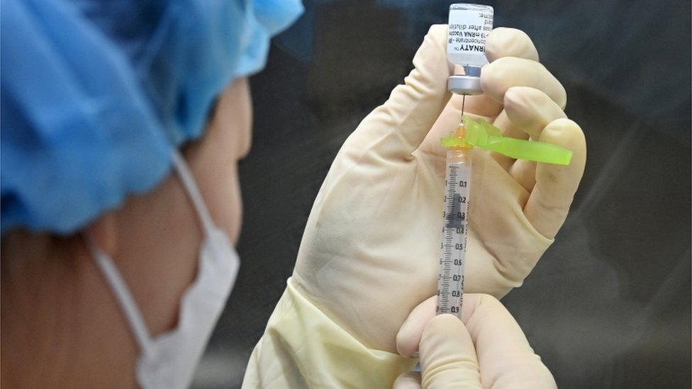 Korona virus: Više od 10.000 smrti u Srbiji povezanih sa kovidom, polovina Australijanaca pod novim zaključavanjem 1 A nurse fills a syringe with the Pfizer-BioNTech vaccination