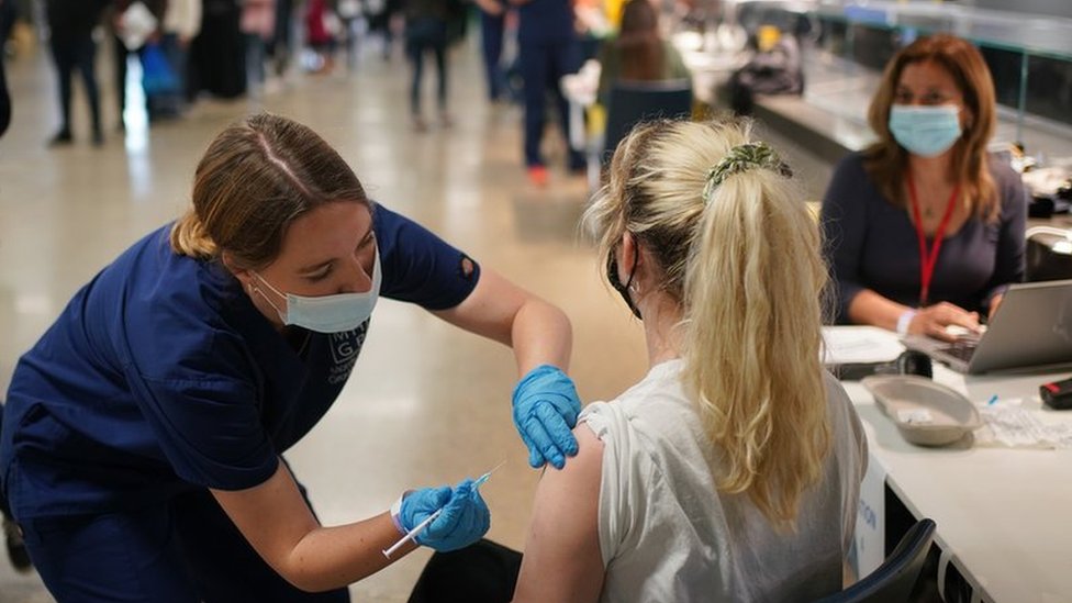 Korona virus: Više od 10.000 smrti u Srbiji povezanih sa kovidom, polovina Australijanaca pod novim zaključavanjem 2 Imnizacija vakcinom Fajzer u velikoj Britaniji, jun 2021.