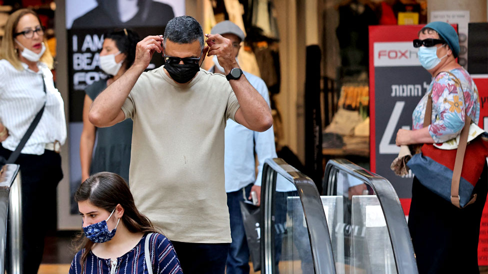 Korona virus: Strah od Delta soja u Srbiji, preminulo još osam ljudi, „kombinovanje vakcina daje dobru zaštitu" - studija 1 Israelis wear protectives against Covid at a shopping mall in Jerusalem on June 25 2021