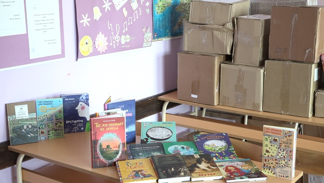 Ruska humanitarna misija donirala knjige OŠ u Bresnici 4 rusi3