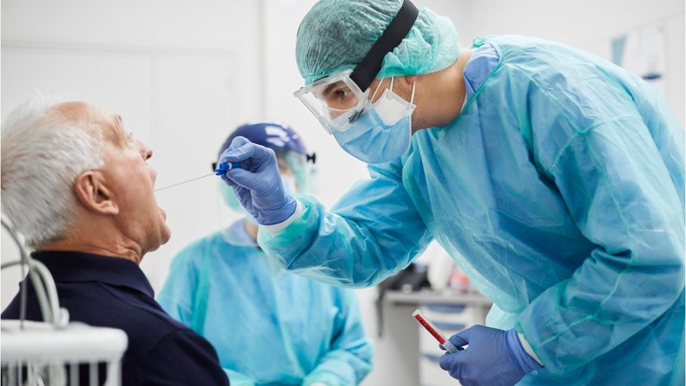 Korona virus: U Srbiji još četvoro preminulih - Indija premašila broj od 400.000 smrtnih slučajeva 5 Man getting test