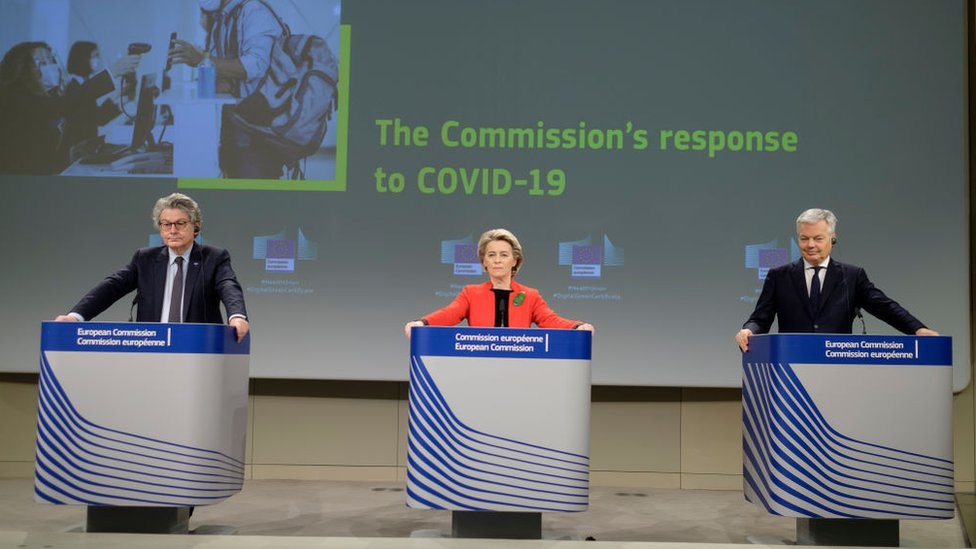 The Internal Market Commissioner, Thierry Breton (left), the President of the European Commission, Ursula von der Leyen (centre), and the European Commissioner for Justice, Didier Reynders