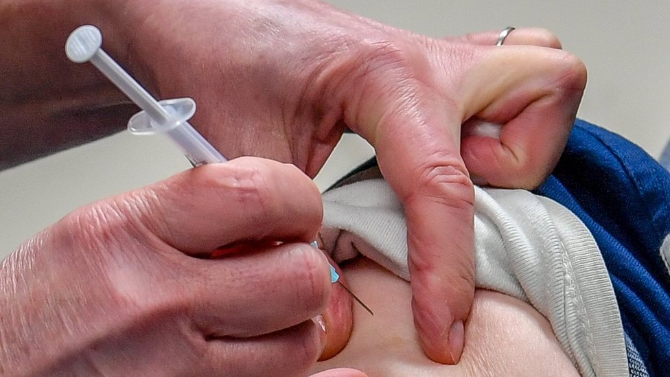 Korona virus: U Srbiji 1. avgusta preporuka o trećoj dozi, žena u Belgiji istovremeno zaražena sa dva soja 1 Person being given a Covid-19 vaccine