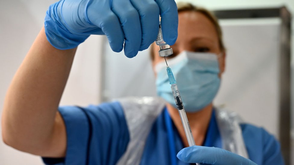 Korona virus: Preminulo četvoro u poslednja 24 sata u Srbiji, Džonson&Džonson tvrdi - naša vakcina štiti od Delta soja 1 A nurse prepares a dose of the Pfizer vaccine