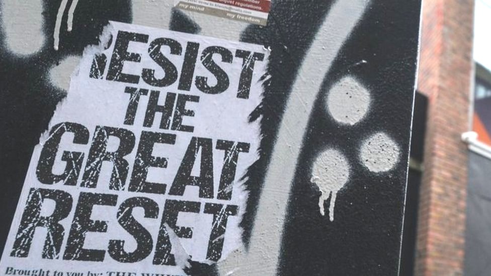 Korona virus, klimatske promene i teorije zavere: Šta je „Veliki reset“ i zašto neki veruju da se svetom upravlja iz jednog centra moći 1 A poster 'Resist The Great Reset' seen next to a Google building GRCQ1 in Dublin's Grand Canal area during Level 5 Covid-19 lockdown. On Tuesday, March 2, 2021