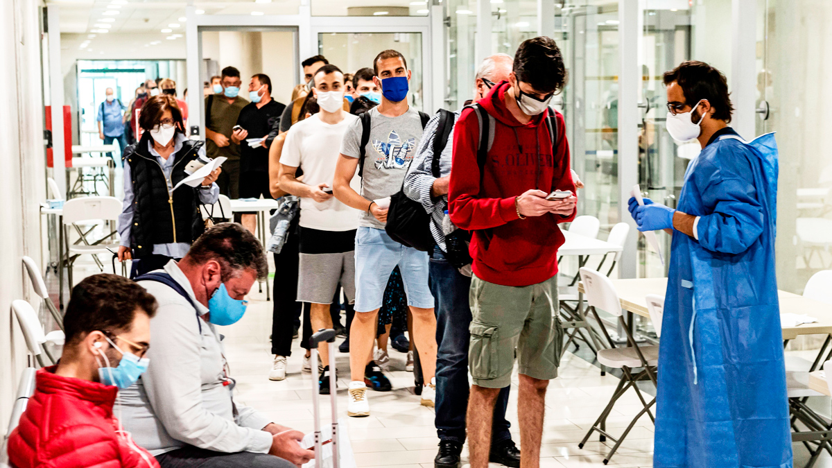 Korona virus i Evropska unija: Šta sve treba da znate o „vakcina pasošima" i šta to znači za putovanja 3 Queuing at an airport in Cyprus