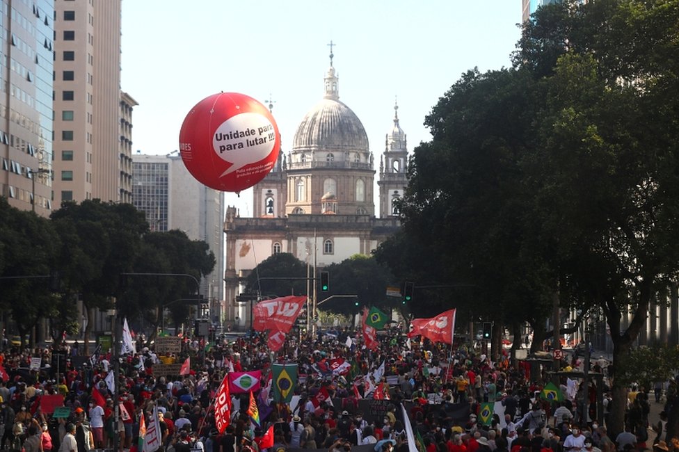 Korona virus: U Srbiji još troje preminulih od korona virusa - veliki protesti protiv vlasti u Brazilu 6 People take part in a protest calling for the impeachment of Brazil's President Jair Bolsonaro in Rio de Janeiro, Brazil, July 3, 2021