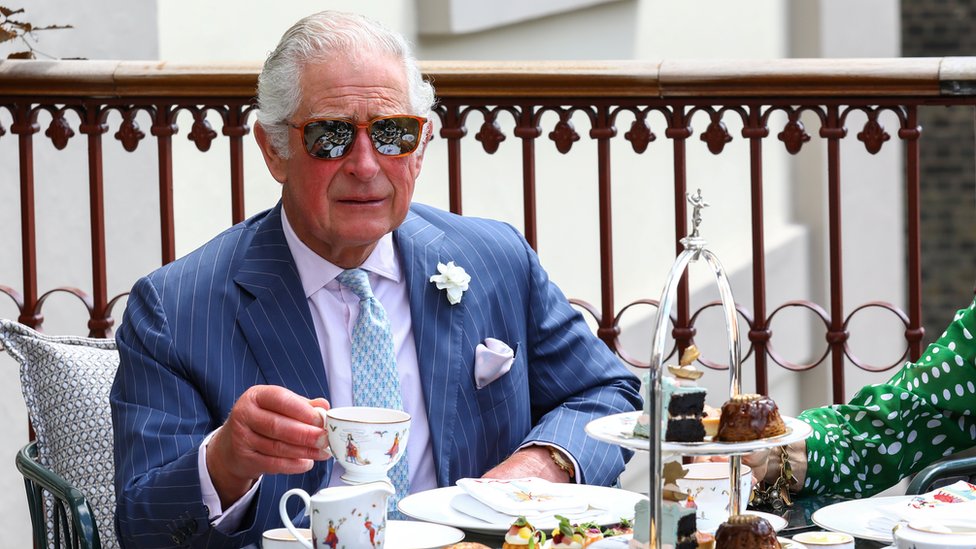 Korona virus: Epidemiološka situacija u Srbiji dobra, vakcinacijom protiv novih sojeva - veliki protesti protiv vlasti u Brazilu 7 Britain"s Prince Charles drinks tea on the terrace during a visit to Theatre Royal in London,