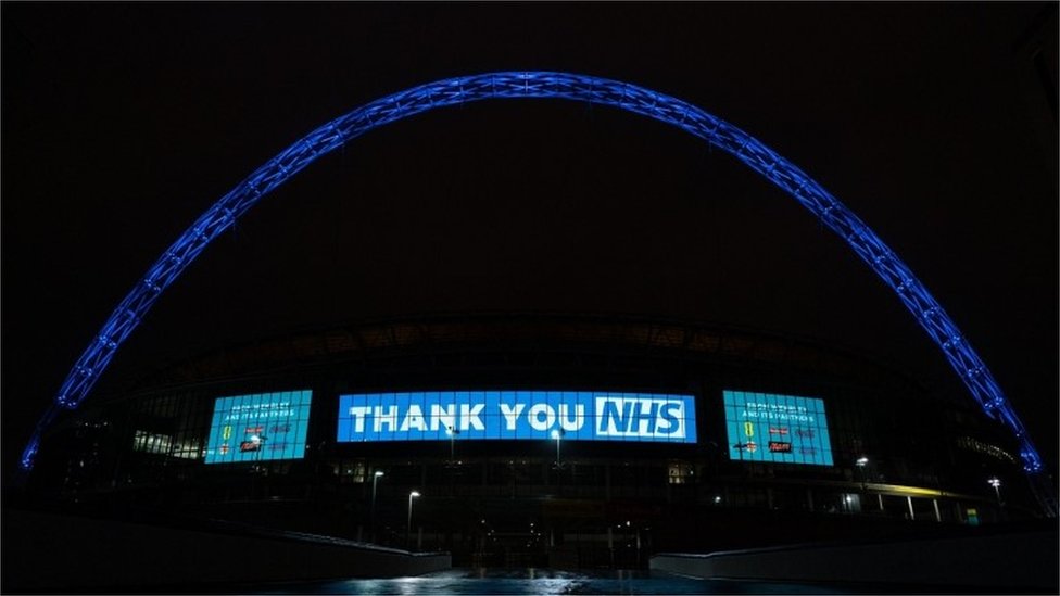 Britanska kraljevska porodica: Princ Čarls objavio koje su mu omiljene pesme 3 Wembley Stadium Arch in London lit up in blue