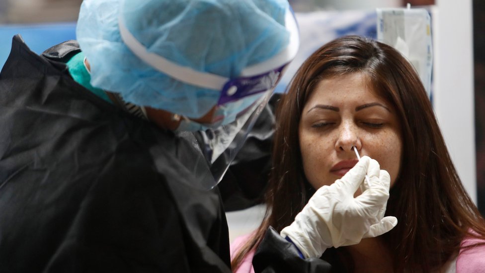 Korona virus: Delta soj vreba mlade - upozoravaju stručnjaci u Srbiji, Engleska ukida većinu mera 1 testы na kovid na Kube