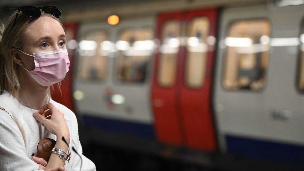 Korona virus: U Srbiji novi pozivi mladima da se imunizuju, u Izraelu treća doza Fajzer vakcine najranjivijima 1 Woman in a mask waiting for a train