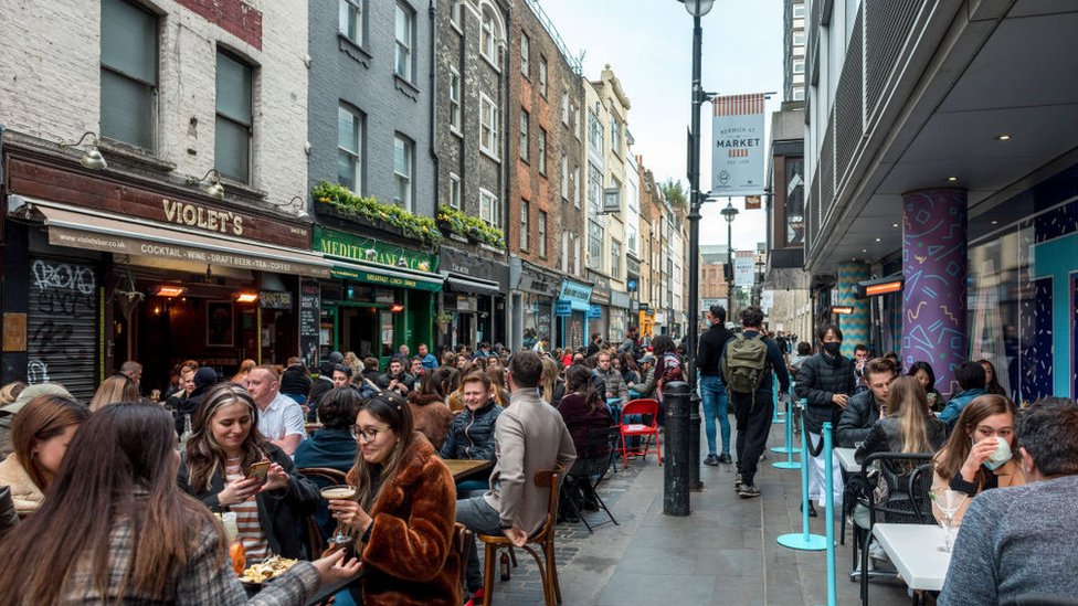 Korona virus i Velika Britanija: Dan slobode ili kockanje u vreme pandemije 5 A street in London's Soho fashionable neighbourhood