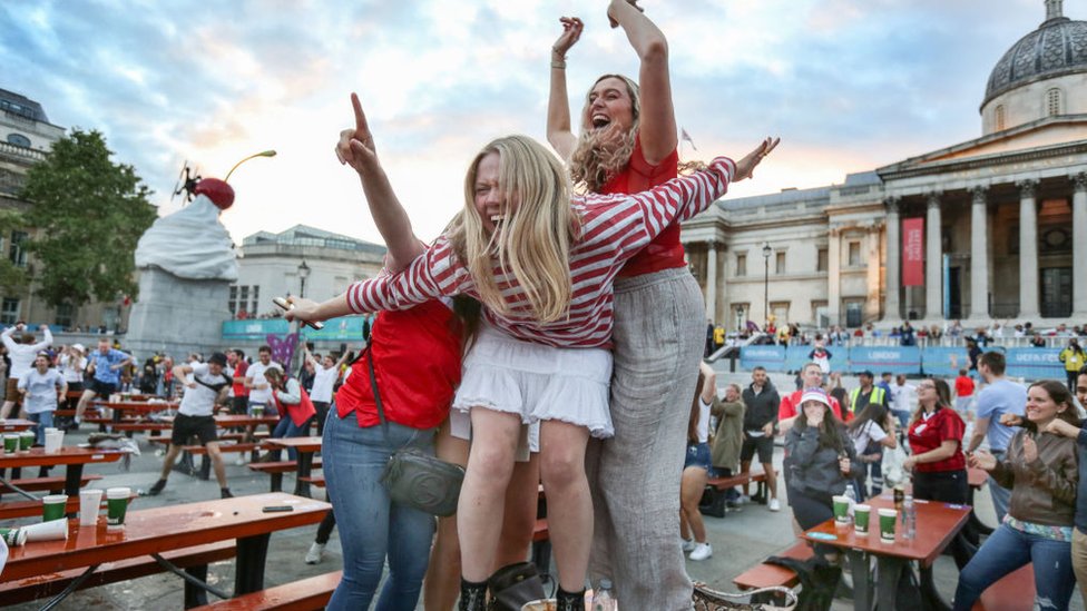Korona virus i Velika Britanija: Dan slobode ili kockanje u vreme pandemije 6 Fans celebrate in London during the European Cup