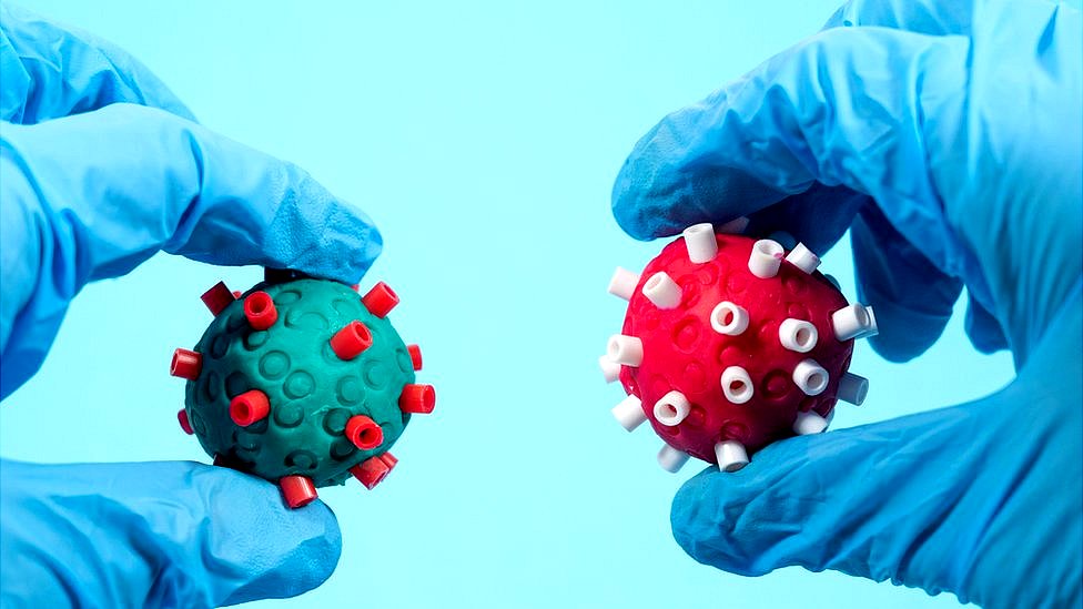 Korona virus: Obaveznu imunizaciju u Srbiji koči Ustav, Vučić najavio lutriju da bi se ljudi imunizovali, sud u Španiji ocenio da je zaključavanje bilo neustavn 3 Scientist holding clay models of Covid virus