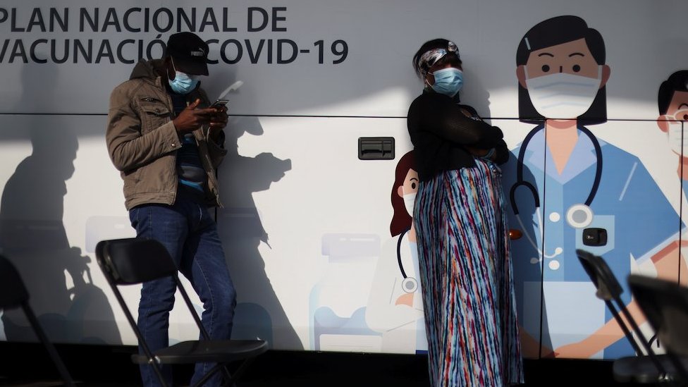 Korona virus i kineske vakcine: Sinovak i Sinofarm - koliko su delotvorni 3 People wait outside a mobile vaccination centre to receive a dose of Sinovac"s CoronaVac vaccine against the coronavirus disease (COVID-19) in Santiago, Chile June 16, 2021.