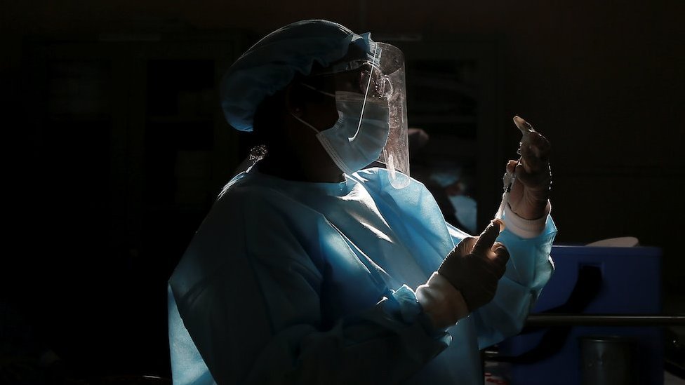 Korona virus i kineske vakcine: Sinovak i Sinofarm - koliko su delotvorni 6 Healthcare worker draws a dose of China's Sinopharm COVID-19 vaccine as people wait to receive their shots in Colombo, Sri Lanka May 8, 2021.
