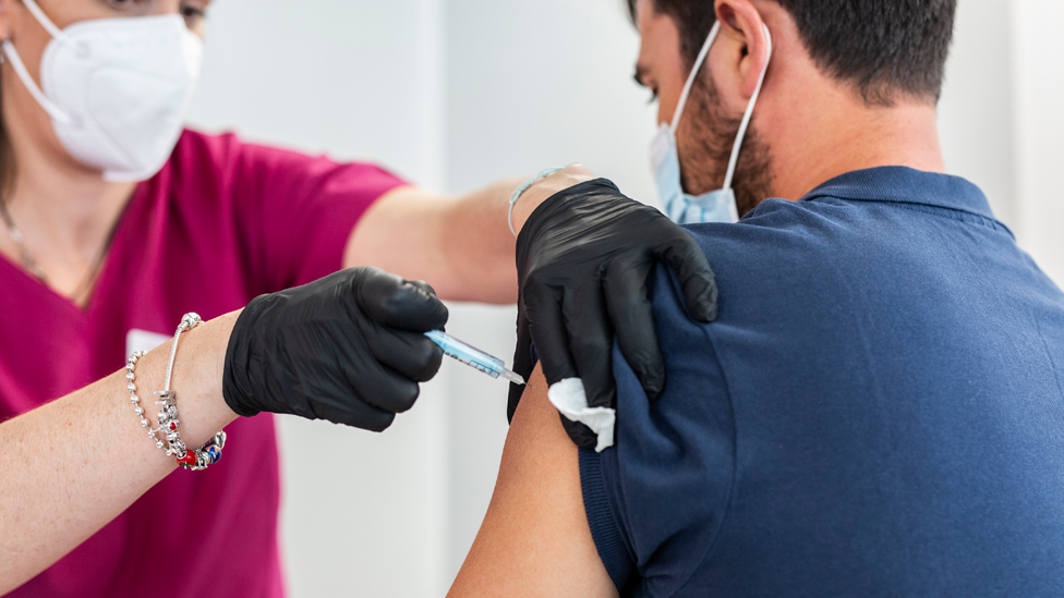 Korona virus i vakcine: Upala srčanog mišića povezana sa cepivima Fajzer i Moderna 1 Vakcinacija Moderninim cepivom