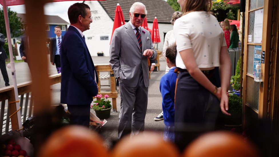 EURO 2020: Ma kakva korona, igra se za EURO 2020: Engleska podrhtava, Kraljica se prisetila 1966, princ Čarls vidi trofej 4 Prince Charles met staff from the community shop located outside the Ponthir House Inn
