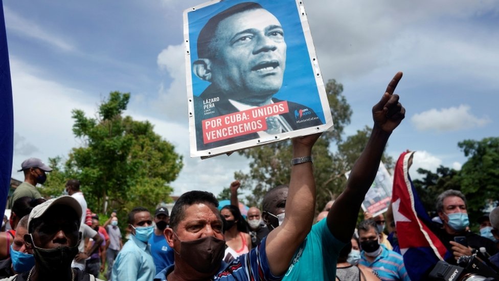 Kuba i politika: Hiljade na ulicama, traže slobodu i demokratiju, vlasti optužuju SAD da stoje iza nemira 2 Crowd rallies in support of the Cuban government in San Antonio de los Baños, 11 July 2021