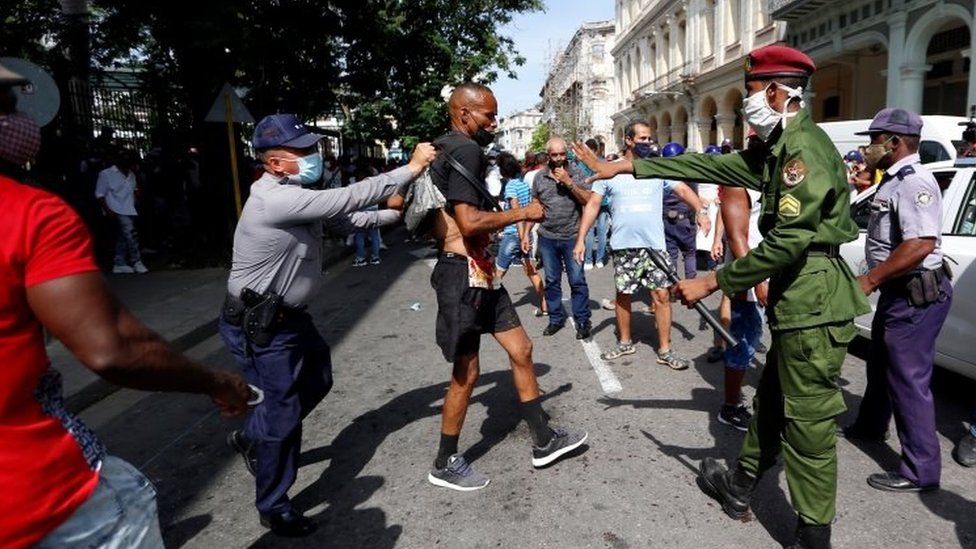 Kuba i politika: Hiljade na ulicama, traže slobodu i demokratiju, vlasti optužuju SAD da stoje iza nemira 1 Cuban police arrest an anti-government protester in Havana. Photo: 11 July 2021