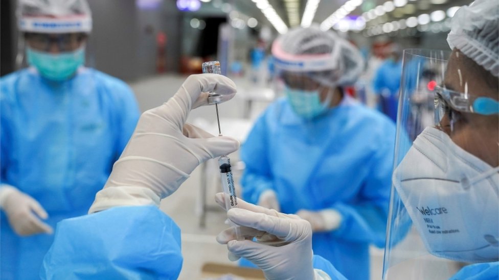 Korona virus: Obaveznu imunizaciju u Srbiji koči Ustav, Vučić najavio lutriju da bi se ljudi imunizovali, sud u Španiji ocenio da je zaključavanje bilo neustavn 7 Nurse preparing vaccine